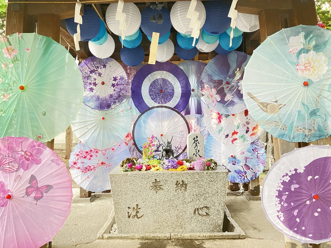 「諏訪神社」には、うっとりと見とれてしまう綺麗な花手水がありますよ。駅から徒歩圏内、カメラご持参で行ってみませんか？