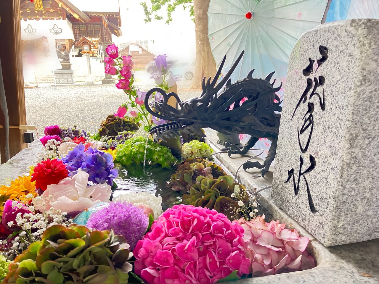 「諏訪神社」には、うっとりと見とれてしまう綺麗な花手水がありますよ。駅から徒歩圏内、カメラご持参で行ってみませんか？