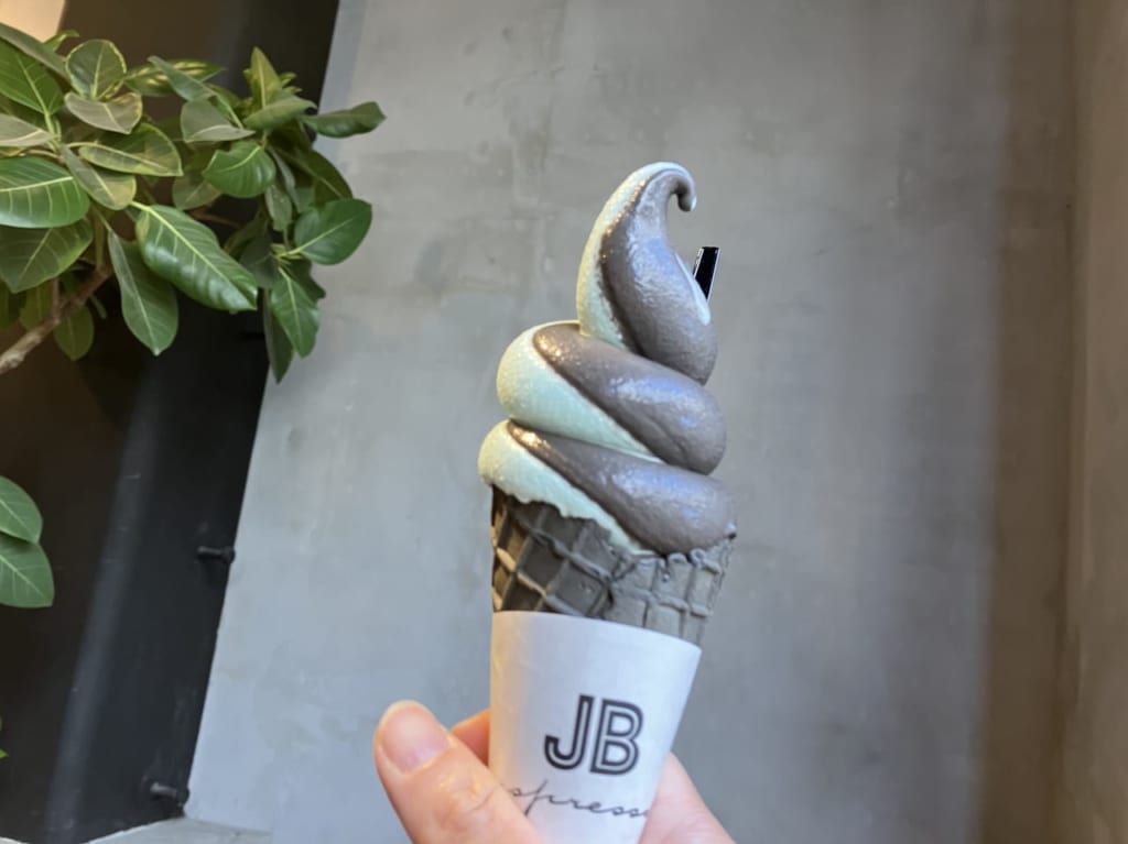 チョコミント好きにはもうたまらん。一度食べてみて！チョコ味濃厚、舌ざわりちょっとシャリっとするソフトクリームだよ♪