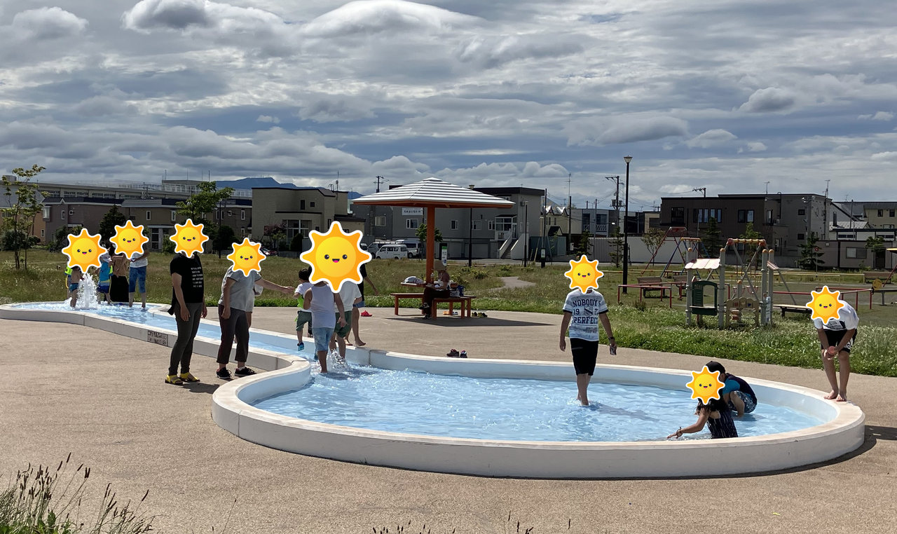 「雁穂公園」には小さなお子様でも安心の遊水路がありますよ♪暑い日の水遊びに最適。
