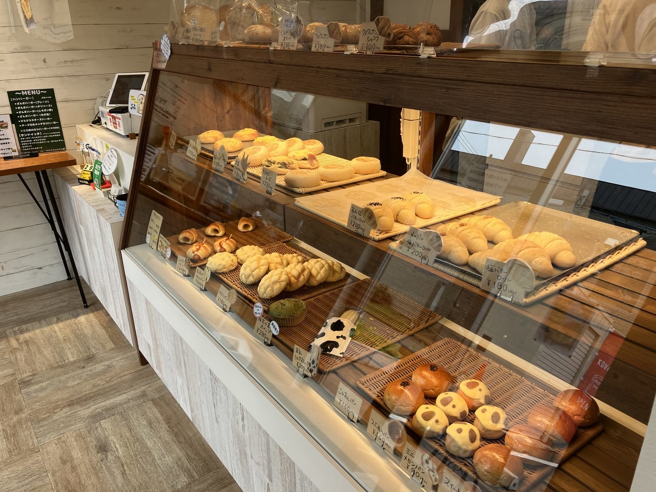 住宅街の中にあるかわいらしいパン屋「KON.GARI」は、期間限定のパンが続々登場。訪れるたびに新しい発見がありますよ。