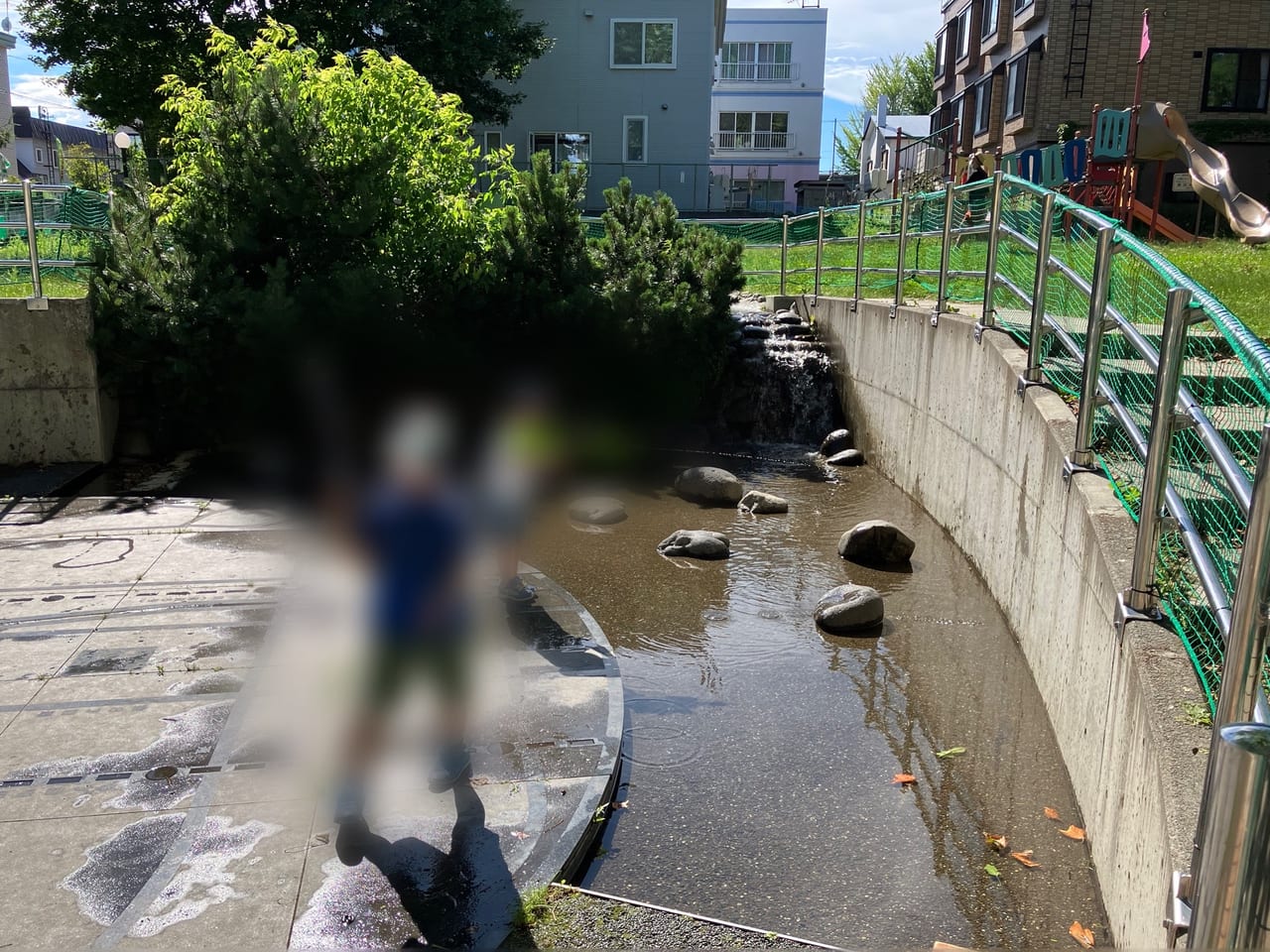 夏本番！「大友公園」は遊水路の水がとても冷たくて気持ち良く、涼むには最高のロケーションです。