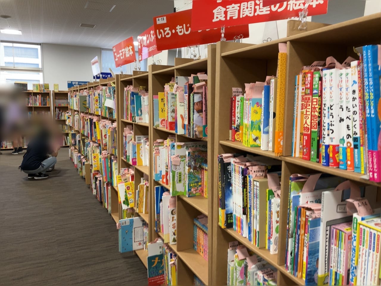 大型書店のような品揃え。本好きにはぜひ行ってほしい「こどもの本ブックフェア」今年も開催されますよ！