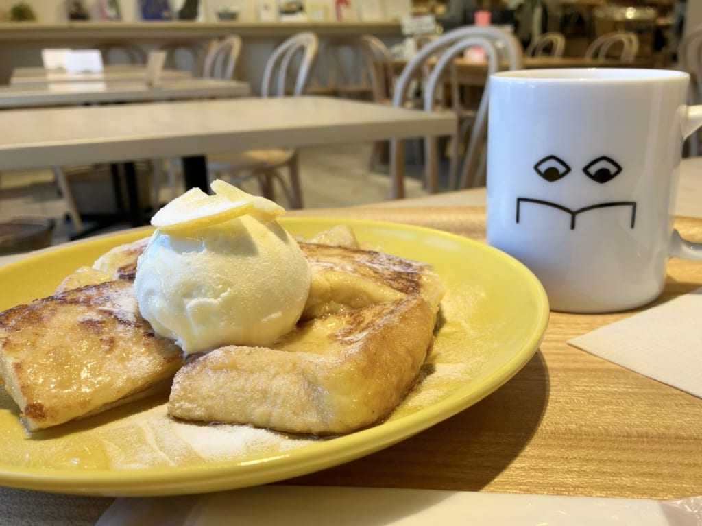 書店併設のカフェでは、実はビールも飲めるんです。リニューアルオープンした「ヒシガタ文庫」に行ってみた。