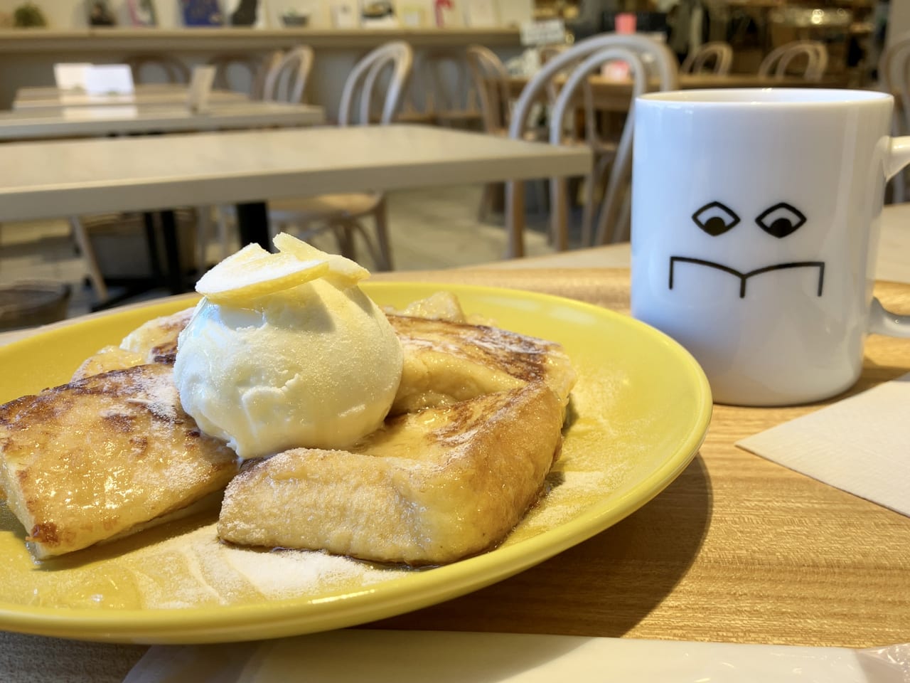 書店併設のカフェでは、実はビールも飲めるんです。リニューアルオープンした「ヒシガタ文庫」に行ってみた。