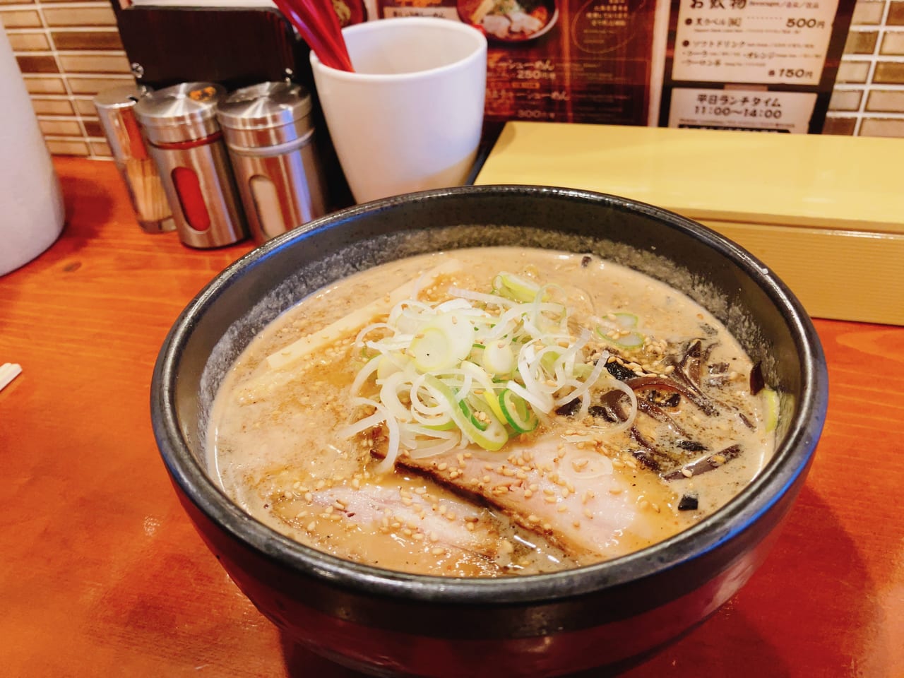 寒い冬にはラーメンが食べらさる。札幌の人気店「吉山商店」の熱々ラーメンを食べてみた。