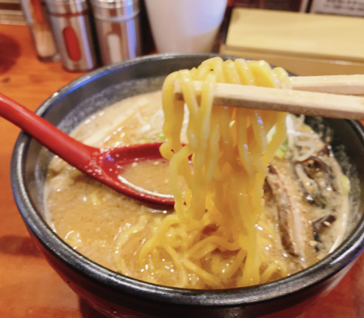 寒い冬にはラーメンが食べらさる。札幌の人気店「吉山商店」の熱々ラーメンを食べてみた。