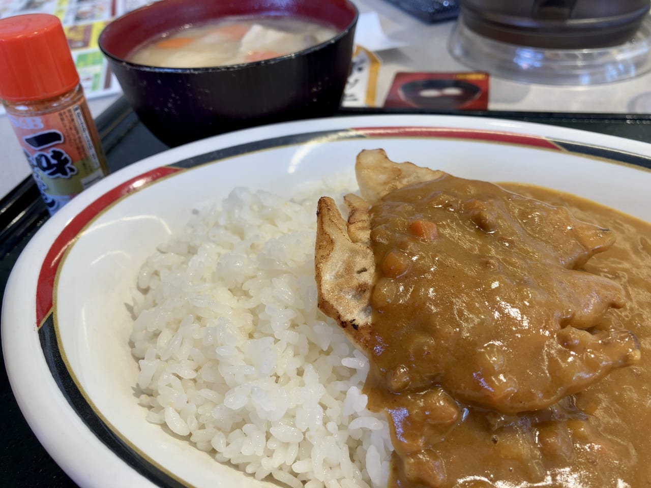 本州では食べられないよ。道民に愛される「みよしの」のぎょうざカレーを食べてみた。