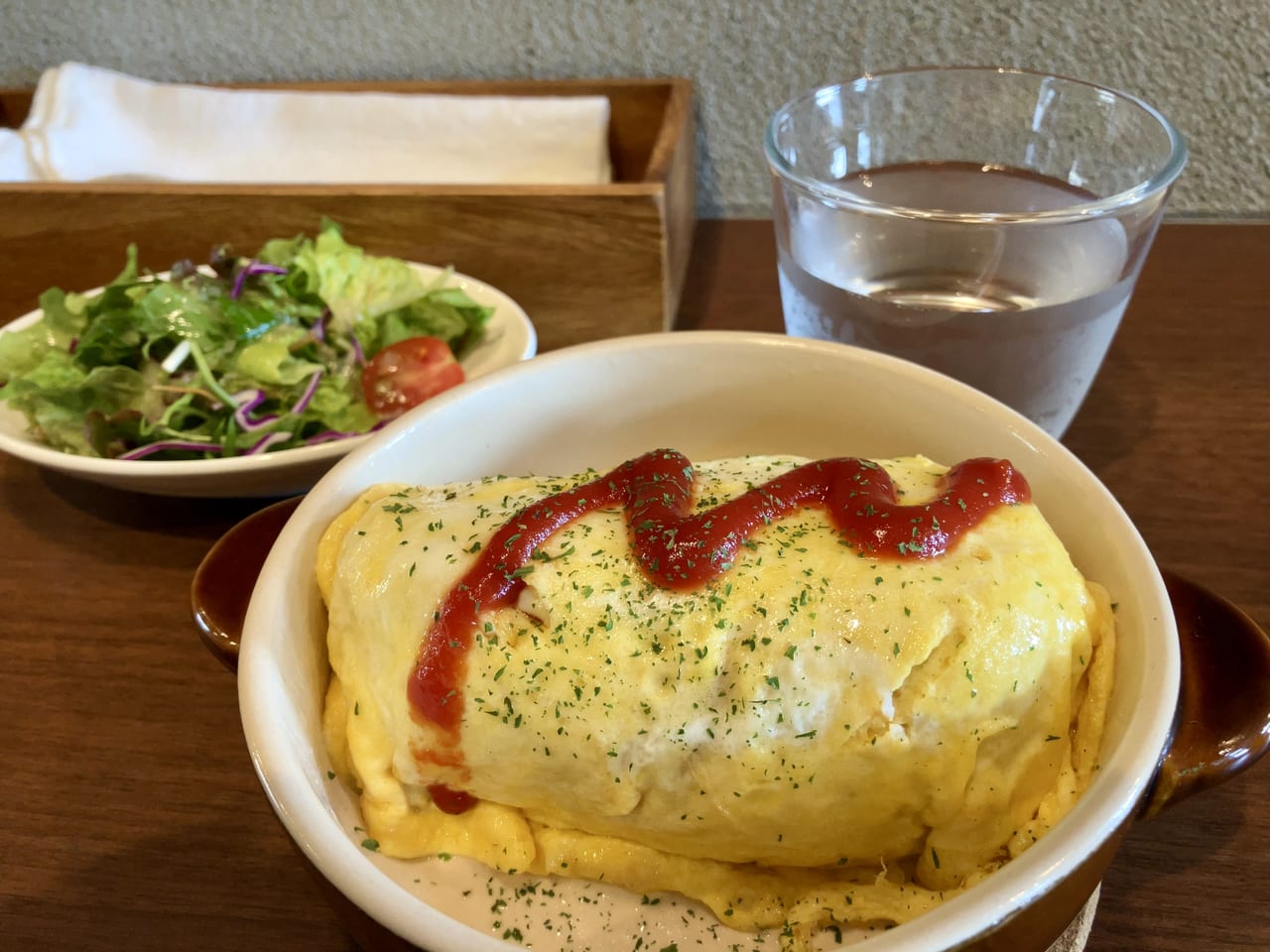 美味しいコーヒーが飲みたいなら「iki coffee」に行ってみよう。落ち着いた空間で綺麗なお花に癒されますよ。