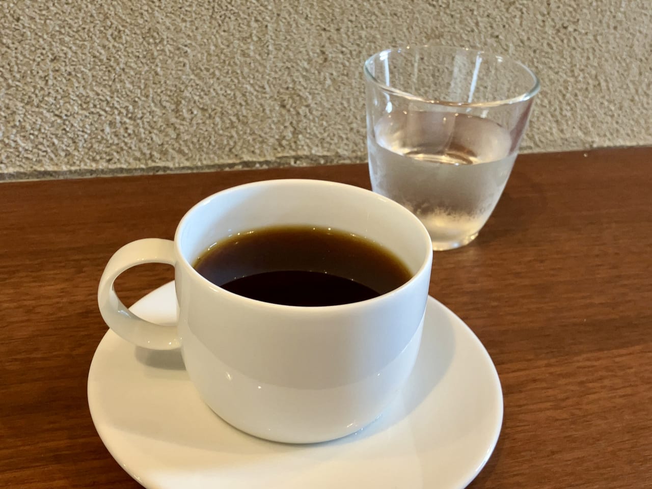 美味しいコーヒーが飲みたいなら「iki coffee」に行ってみよう。落ち着いた空間で綺麗なお花に癒されますよ。