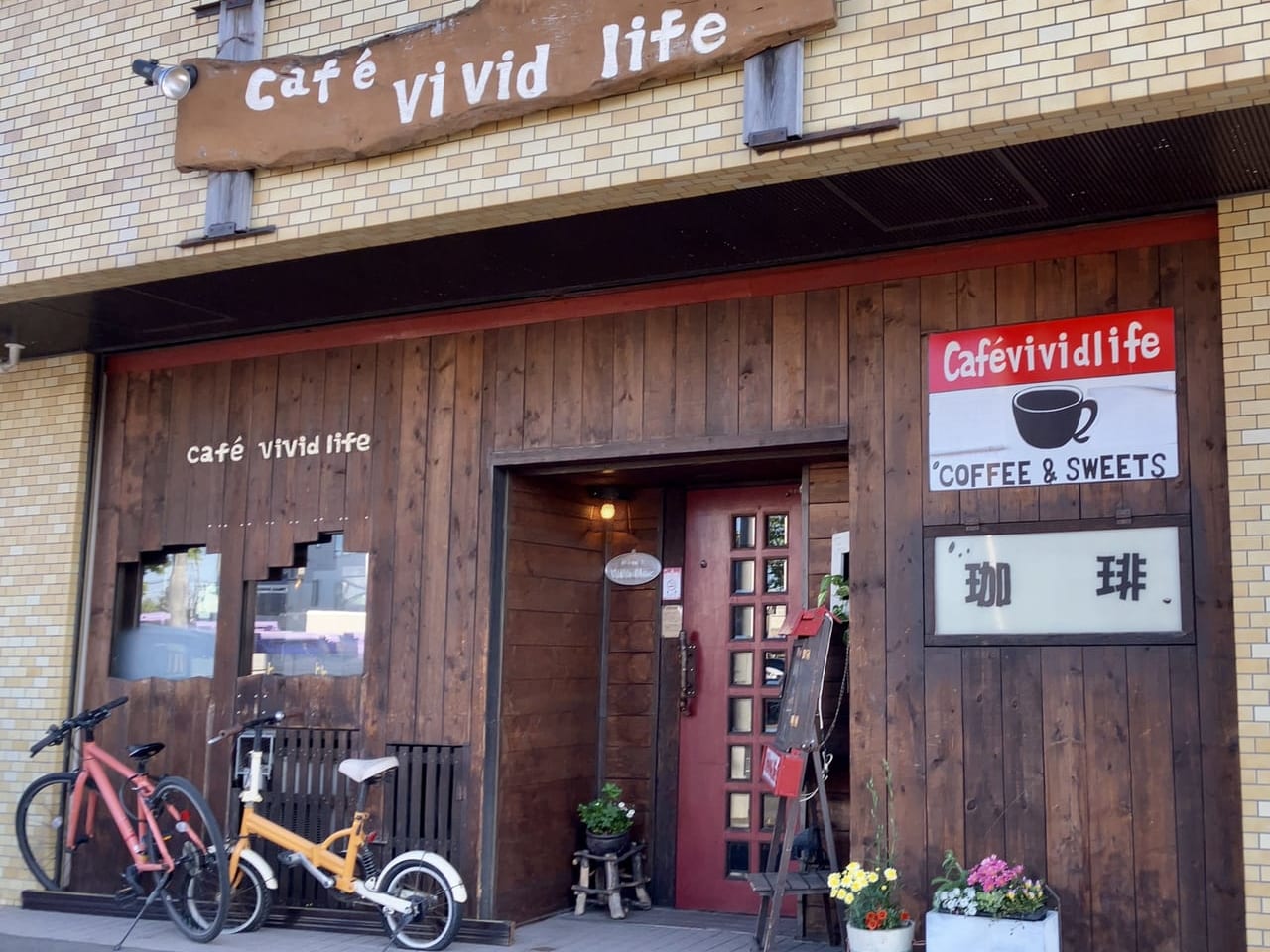 こだわりのコーヒーと魅力的なスイーツが楽しめるカフェ「cafe vivid life」に行ってみた