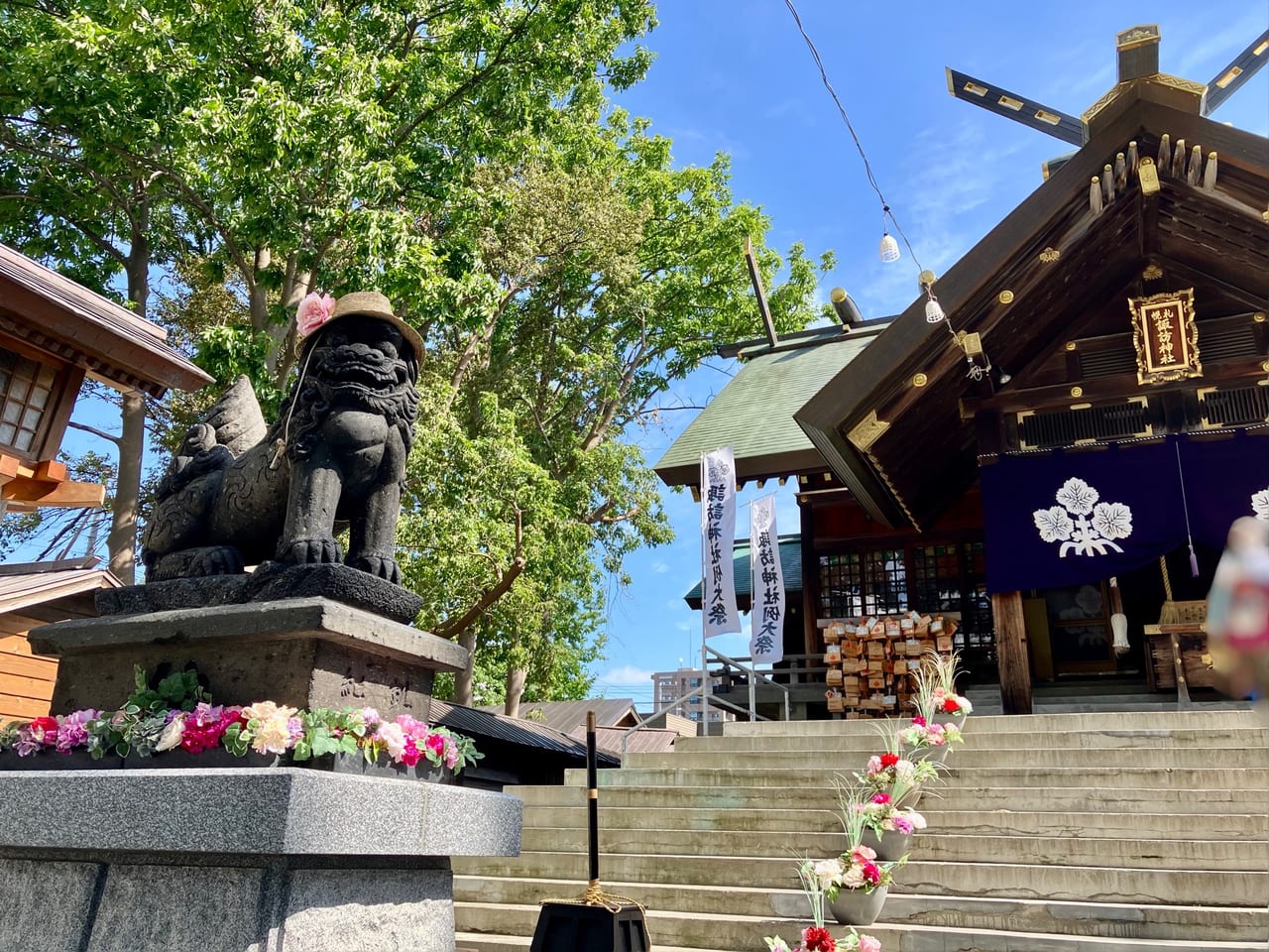 花手水で話題の「札幌諏訪神社」で出会った、かわいいキッチンカーでは本格的なコーヒーが楽しめますよ。