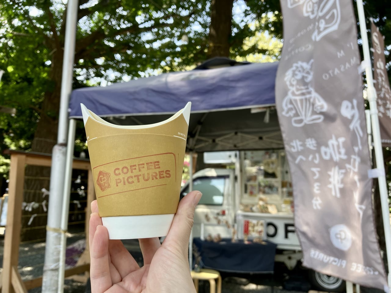 花手水で話題の「札幌諏訪神社」で出会った、かわいいキッチンカーでは本格的なコーヒーが楽しめますよ。