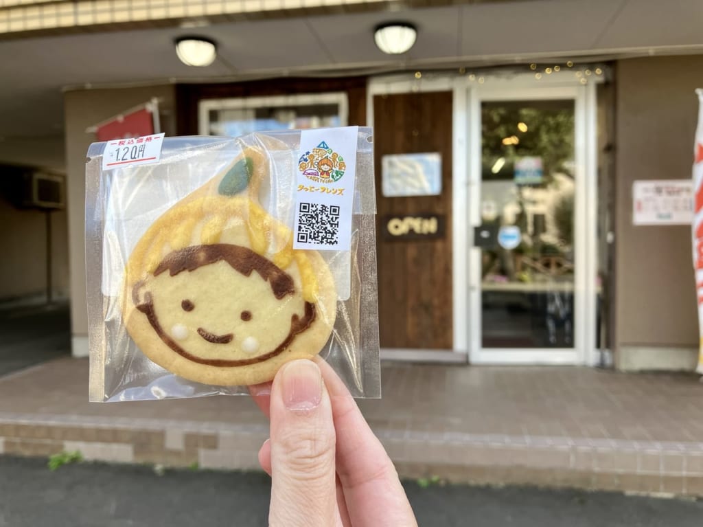 「東区スタンプラリー2023」参加店の「光ファクトリー」では、東区のマスコットキャラクターに出会えますよ。