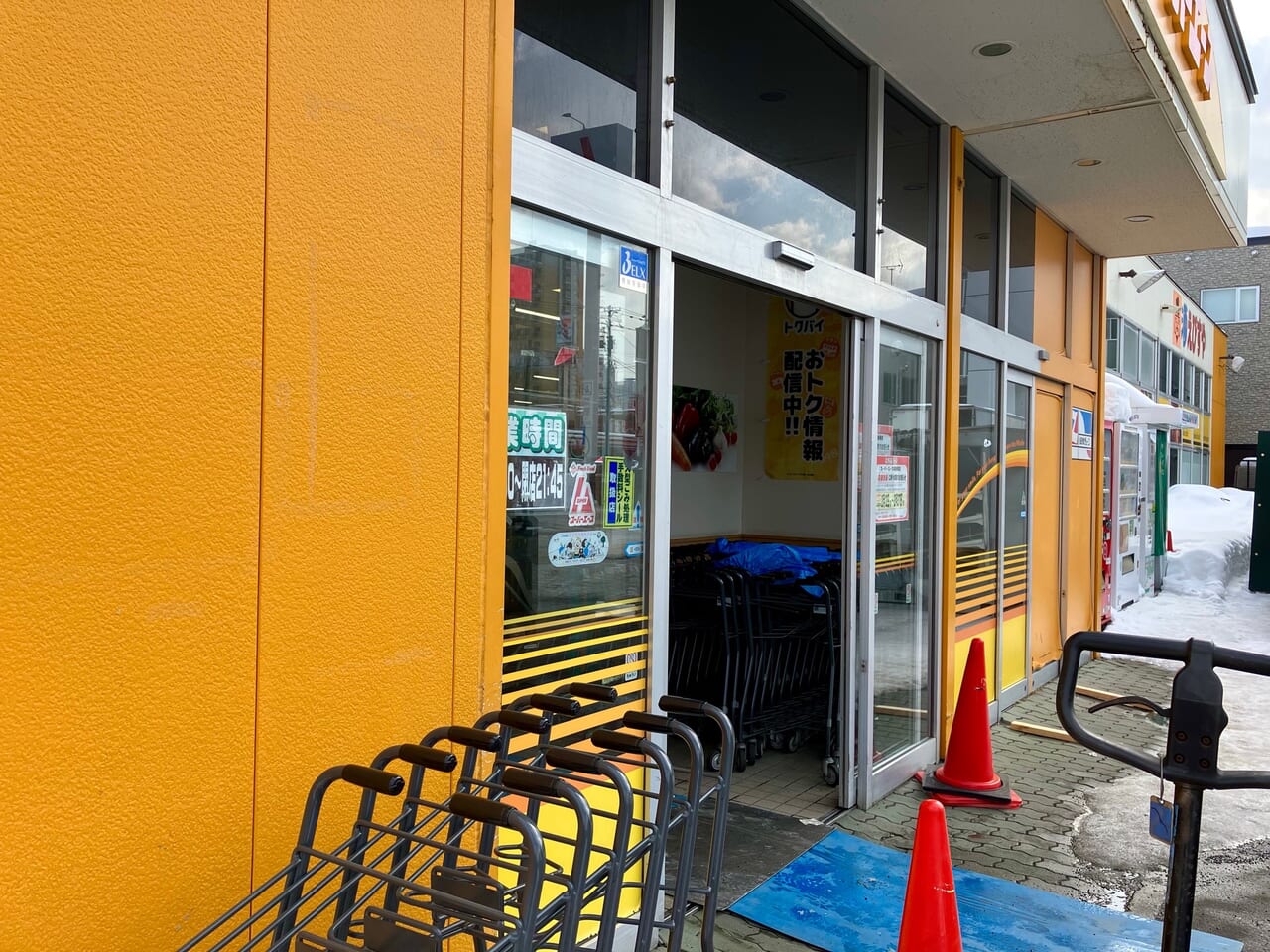 まさか閉店かと思い焦りました。「スーパーエース 美香保店」が改装工事中ですよ。