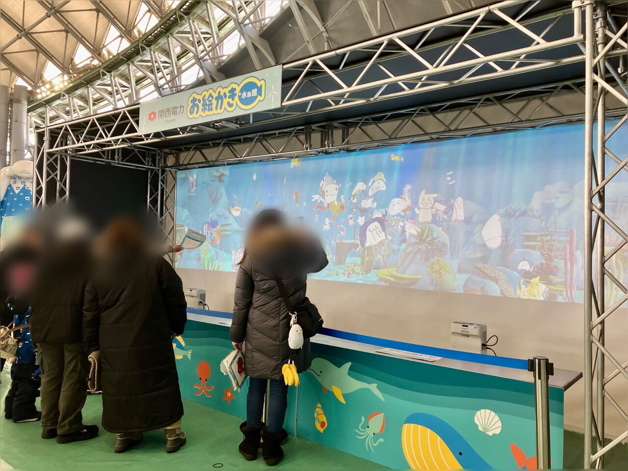 2024年の「さっぽろ雪まつり」。雪と思いっきり遊べる「つどーむ会場」の屋内会場では行列ができる飲食ブース登場！