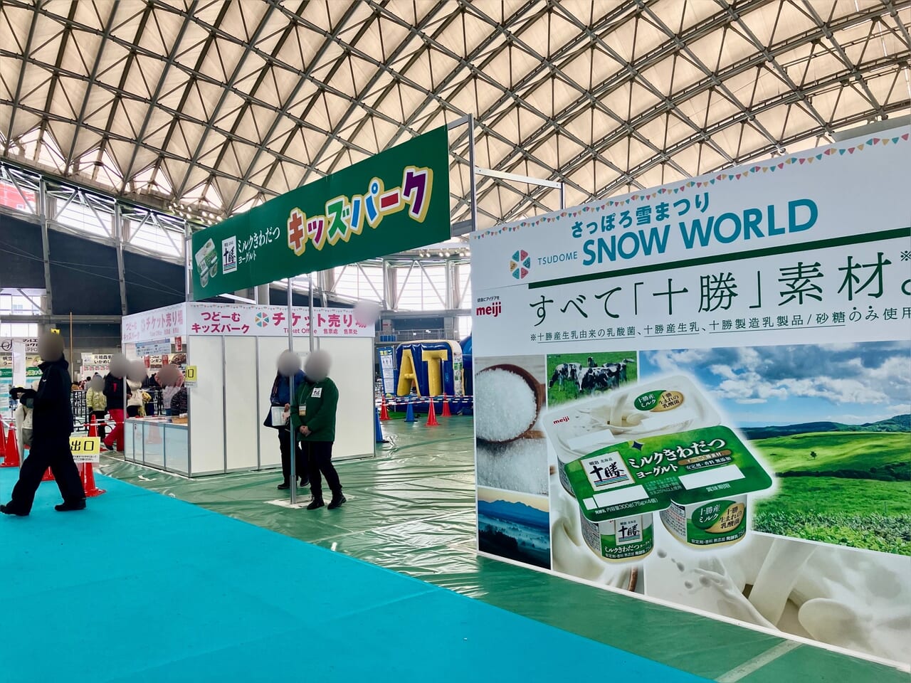 2024年の「さっぽろ雪まつり」。雪と思いっきり遊べる「つどーむ会場」の屋内会場では行列ができる飲食ブース登場！