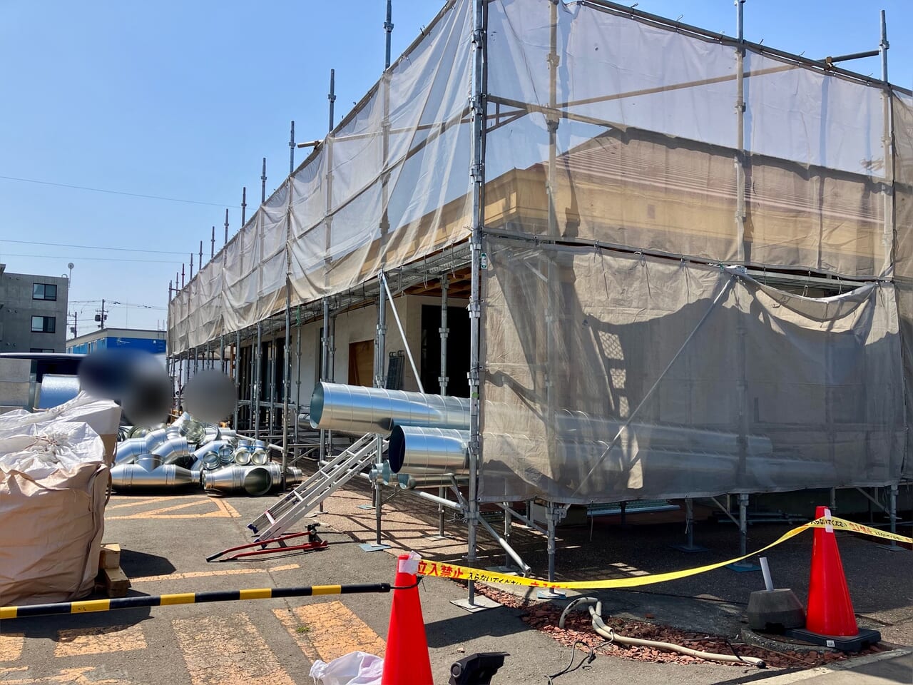 2024年に閉店した環状通沿いの「ココス札幌本町店」跡地で改装工事が始まっていますよ。