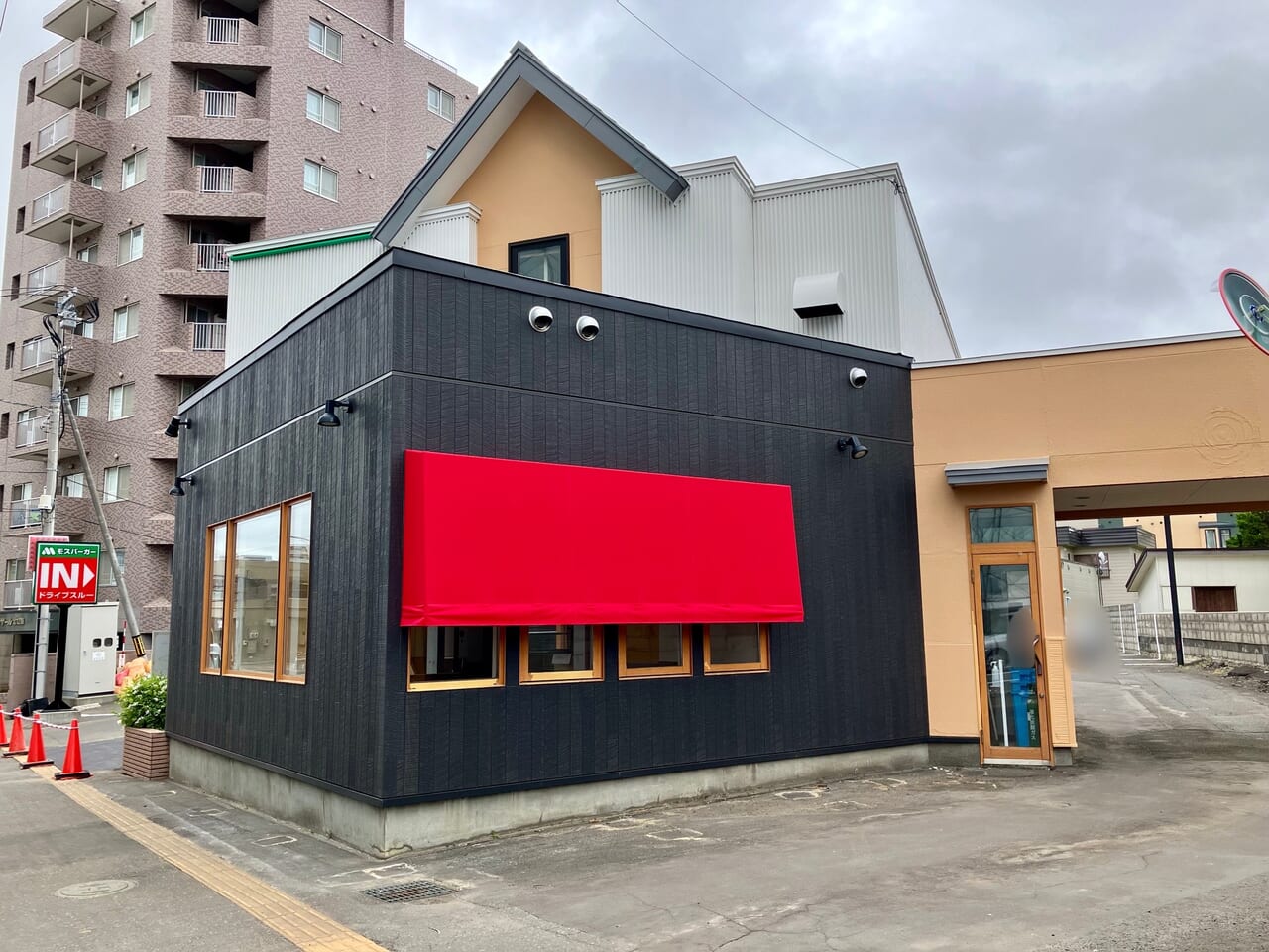 「モスバーガー北12条東15丁目店」が改装中。店内内装工事も行われていますよ。気になるリニューアルオープン予定日は？