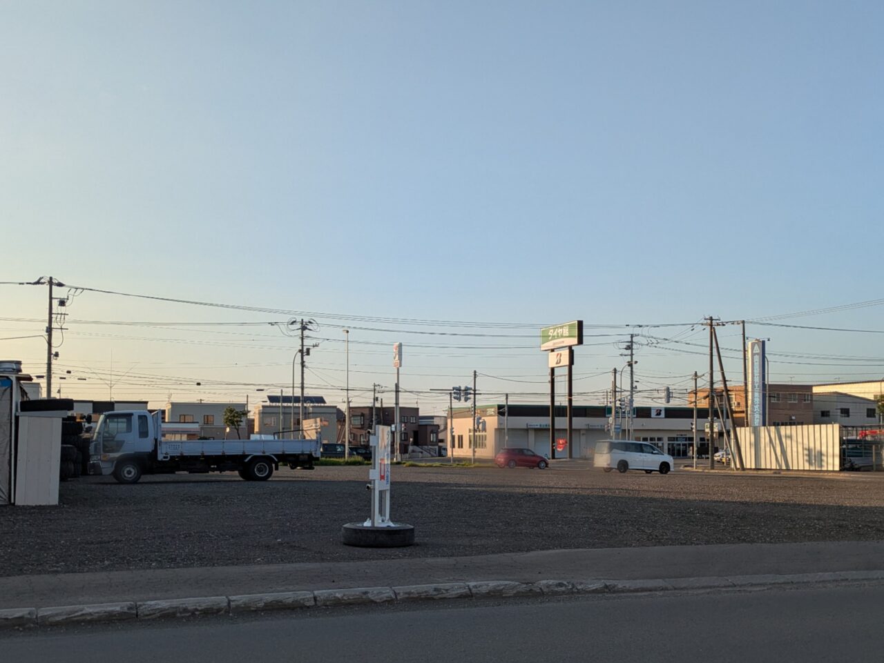 三和総業　駐車場