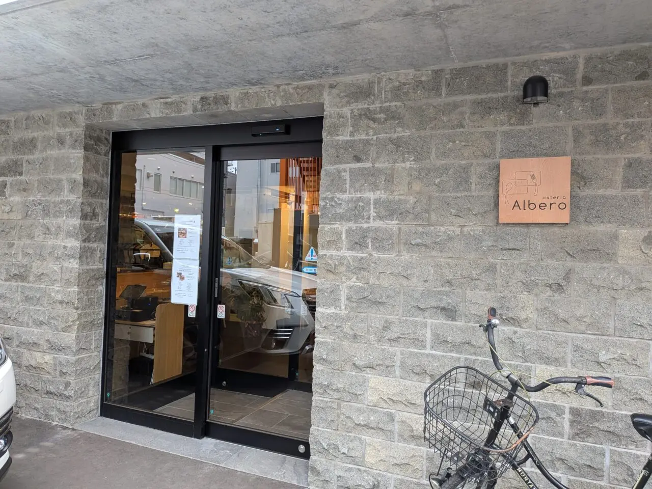 オステリアアルベロ　駐車場